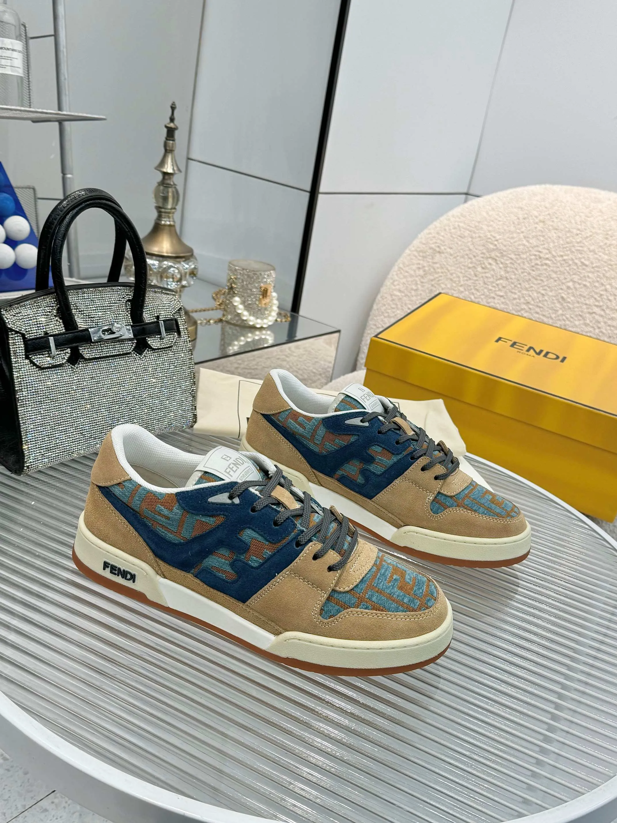p620🐮🐮New❤Top super A version💯 Fendi Fendi 2025 New Year's King Explosive Style🔥 Many💑stars have the same style FD match. Original purchase for RMB14440. One to one replica. Designer Kim Jones's first sneaker fendi match and Donkey brand Trainer basketball sneakers, fresh blood injection and FF retro design It combines fashion and super comfort. [Wise] Whoever doesn’t grab it will regret it [There are many shoe uppers on the market with different color matching and cut corners in workmanship. The color matching and craftsmanship of my shoe upper are absolutely the same as the genuine products at the counter. Welcome to compare. Feet: Mesh injection molding pads 🎯 Soles: Please look for the original molded multi-color TPU outsole (❌ non-rubber sole) 🎯 Size: Female 35-41 Male 38-45 🎯 Packaging: Original 1:1 matching high-end packaging 🎁